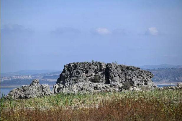 16 bin yıl önce püskürdü Demirköprü Barajı’nın suyu çekilince göründü. Kara olan rengi beyaza döndü - Resim: 4
